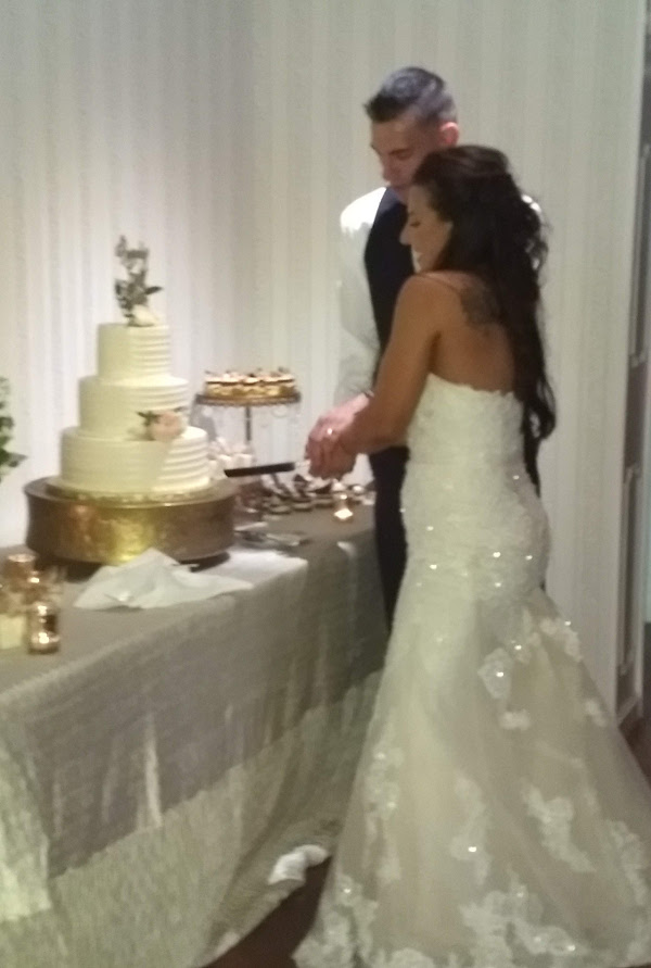 Cutting the wedding cake