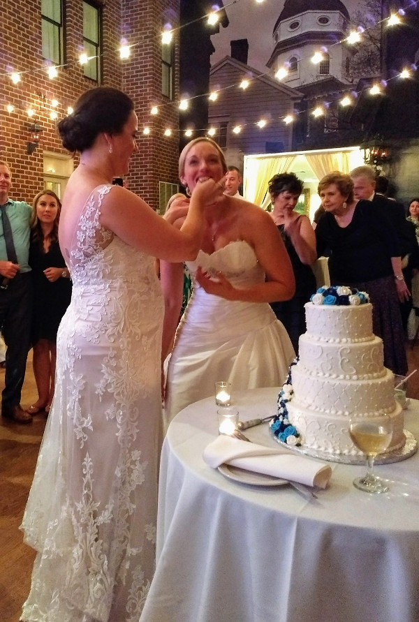 Cutting the wedding cake